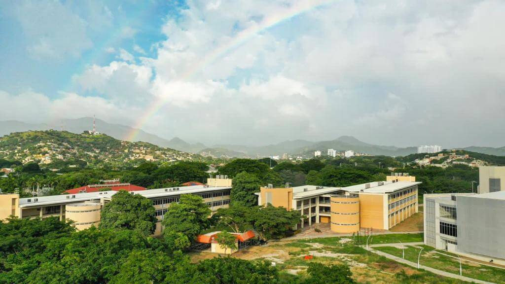 Vista del campus de la Universidad del Magdalena bajo un arcoíris